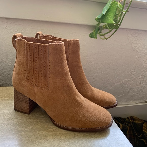 Madewell Kat Chelsea Boots (8) - Picture 2 of 5